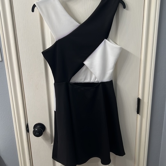 Trixxi Black and White color block dress - Picture 2 of 3